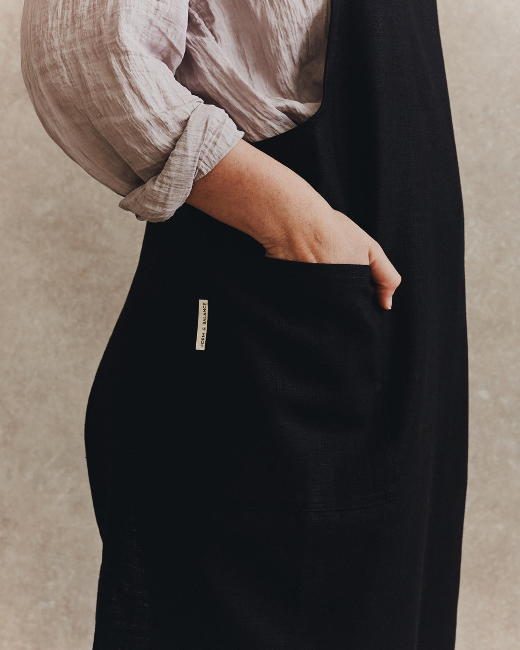 Linen Crossover Apron 001 | Black