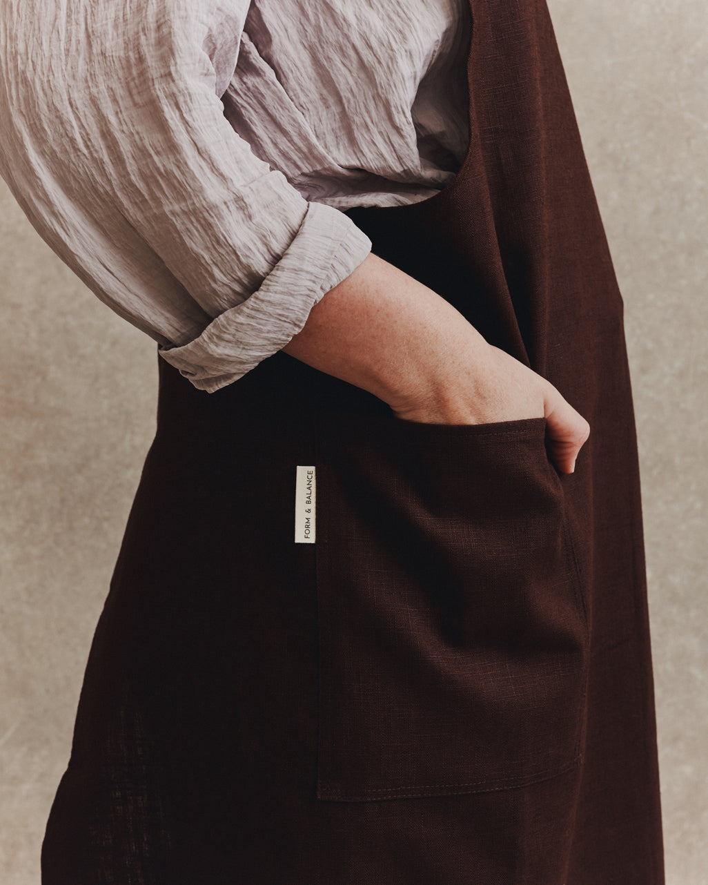 Linen Crossover Apron 001 | Espresso